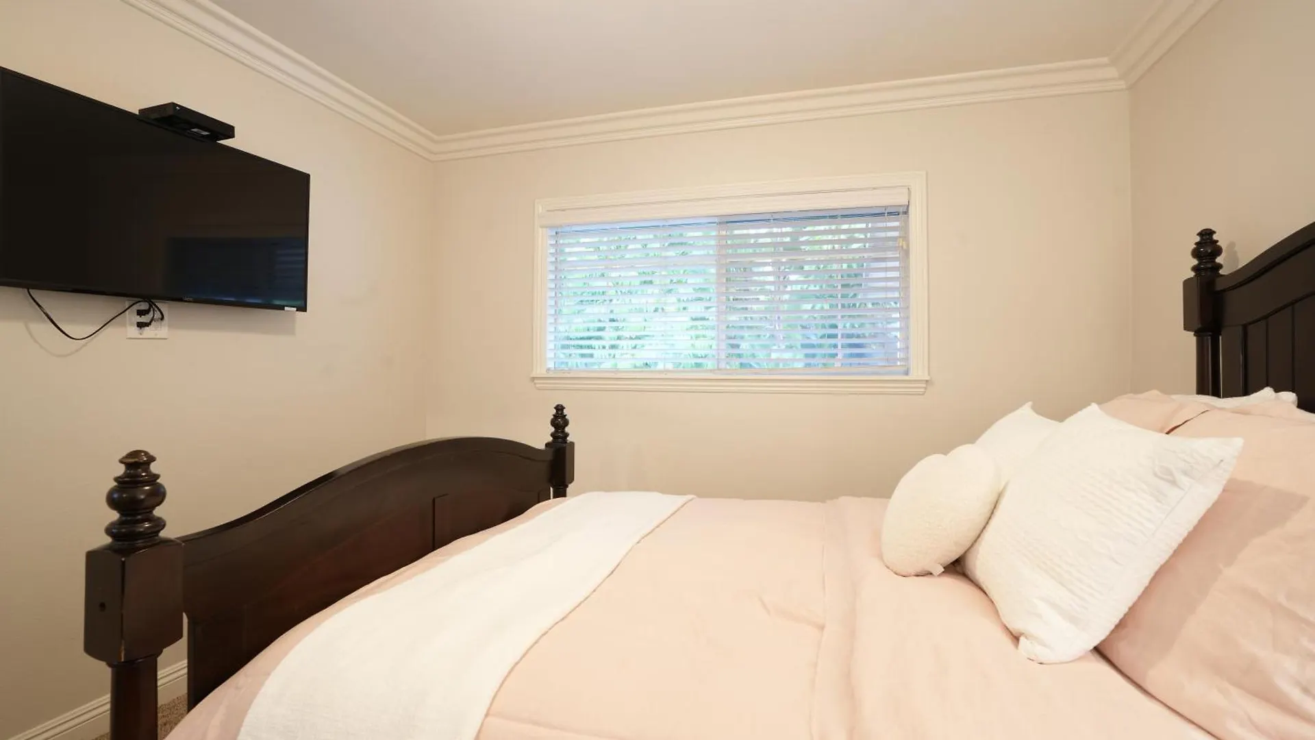 Amazing 5 Bedroom, 1/2 Mile To Disneyland 1/4 Mile To Anaheim Convention Ctr 펜션