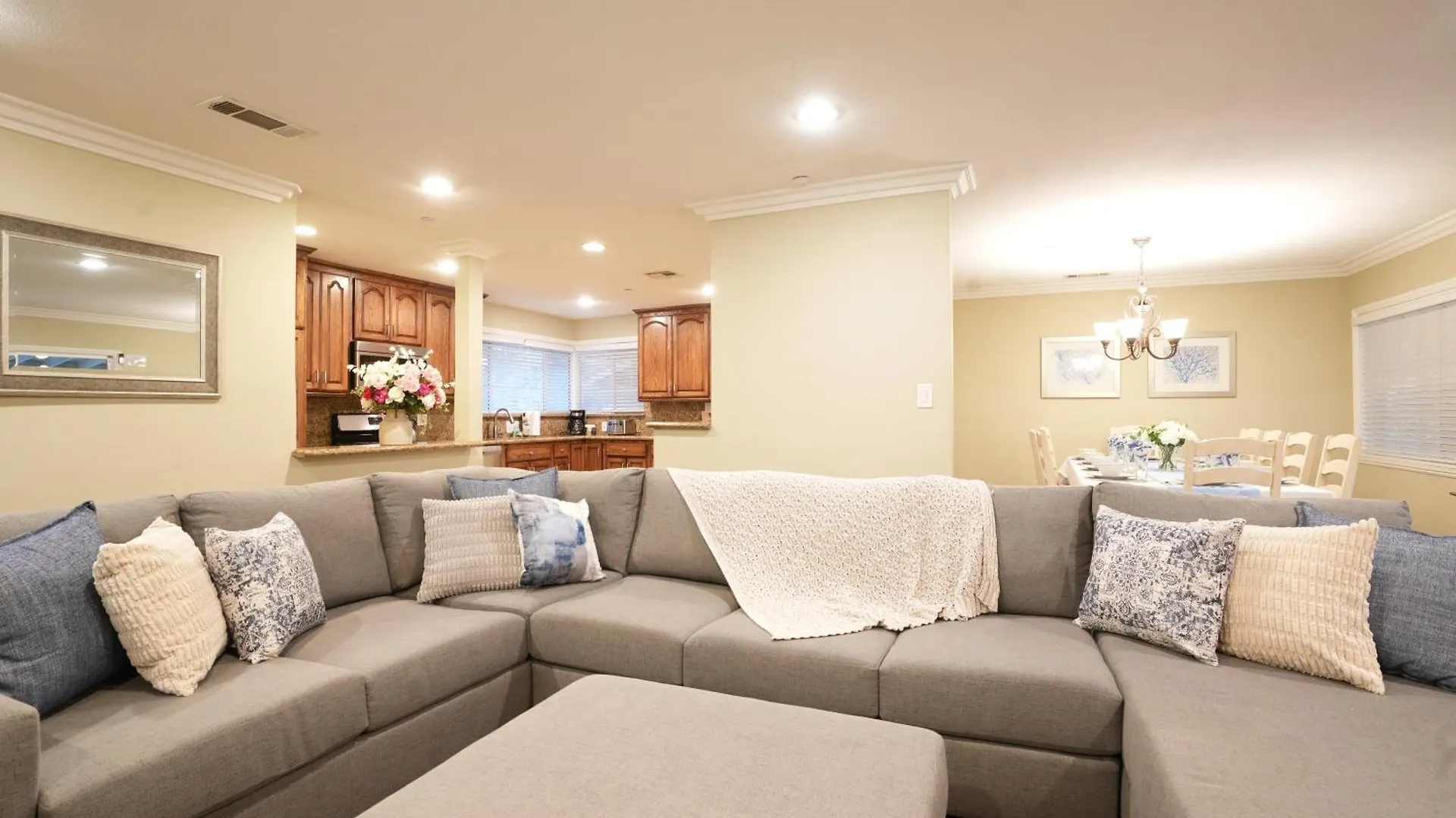 Amazing 5 Bedroom, 1/2 Mile To Disneyland 1/4 Mile To Anaheim Convention Ctr 0*,  미국